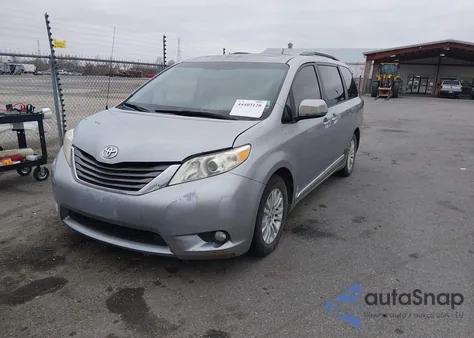 2013 Toyota Sienna Xle V6 8 Passenger z USA, uszkodzony, nr VIN 5TDYK3DC8DS310192